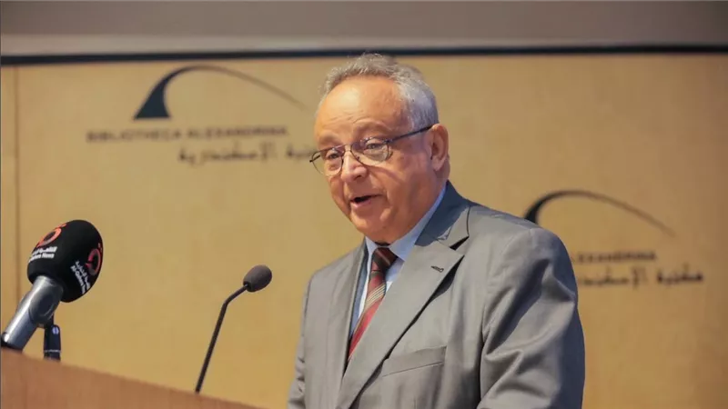 الدكتور أحمد زايد