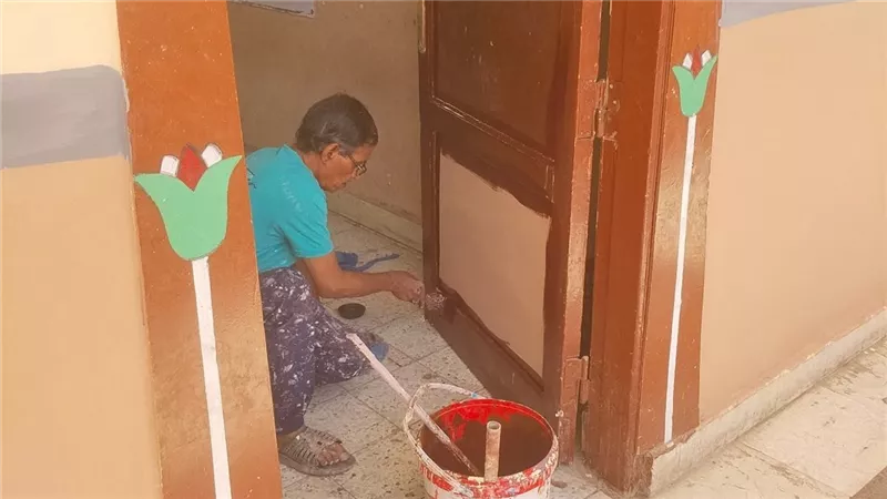خرج على المعاش.. لكنه لم يخرج من مدرسته معلم بالأقصر يواصل العطاء تطوعًا