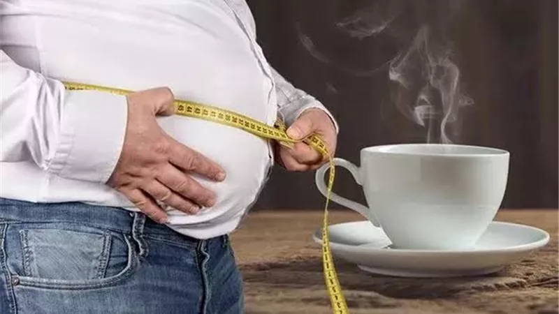 «القهوة والكرش».. 5 أكواب يوميا تقلل الدهون الحشوية وتزيد العضلات
