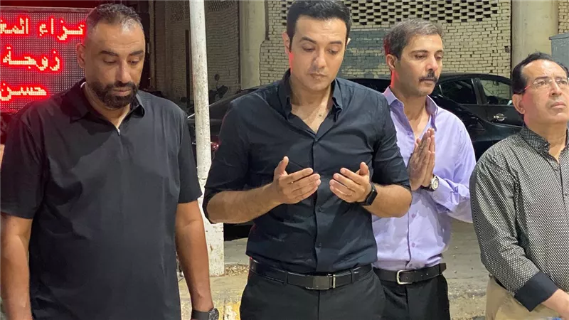 حسن عيد يقرأ الفاتحة لزوجته في لحظات مؤثرة خلال عزائها |صور