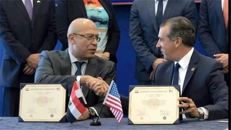 قنصل مصر في لوس أنجلوس يتسلم 48 قطعة أثرية مصرية مستردة من أمريكا