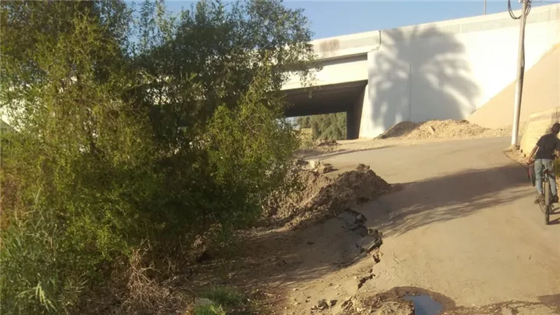 بالصور..هبوط أرضي يهدد مدخل نجع البني القديم بالأقصر