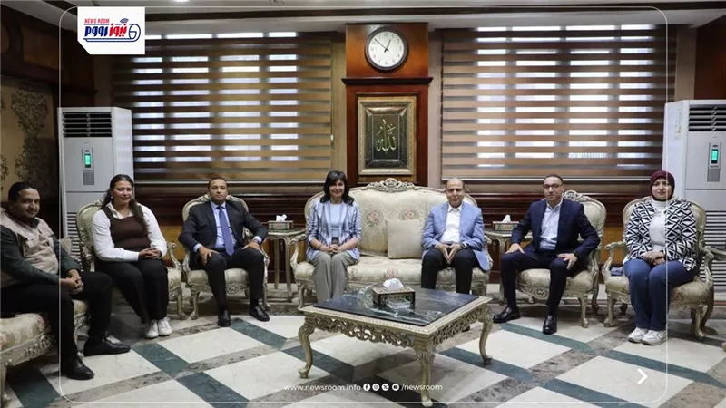 محافظ المنيا يستقبل السفيرة نبيلة مكرم ويتفقدان قافلة التحالف الوطني