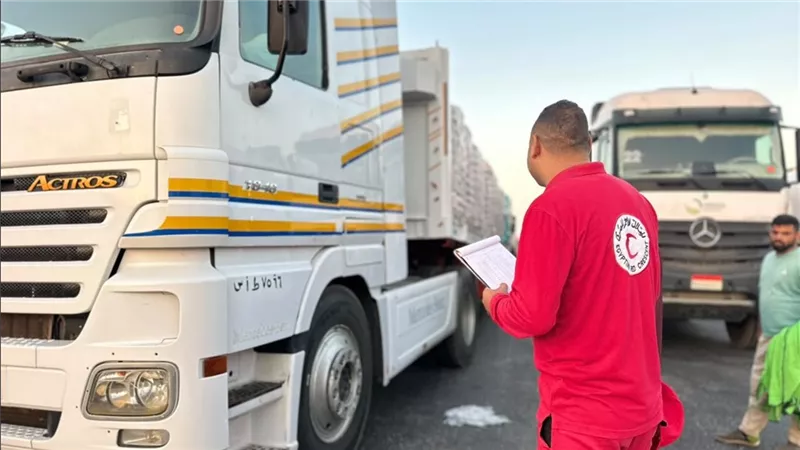 الهلال الأحمر المصري يدفع قافلة«زاد العزة»262 بحمولة أكثر من 2,720 طنًا من المساعدات