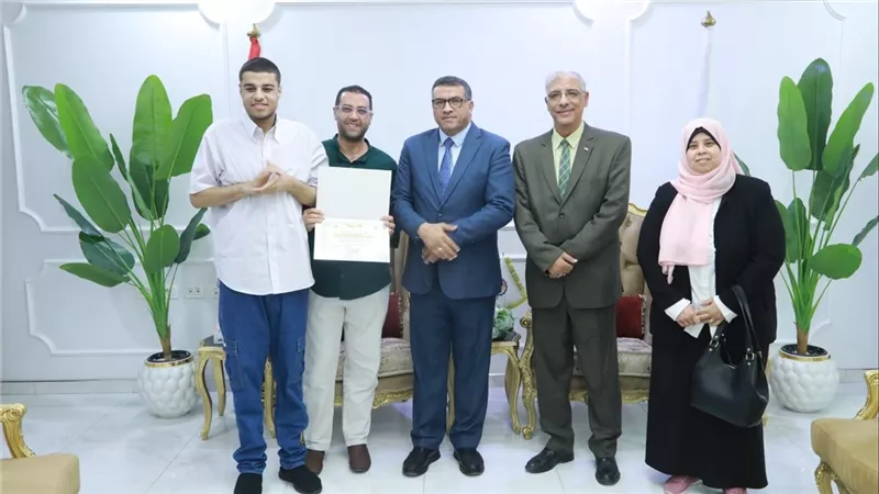 محافظ قنا يكرم أوائل الثانوية العامة.. أسماء المتفوقين والمراكز الأولى