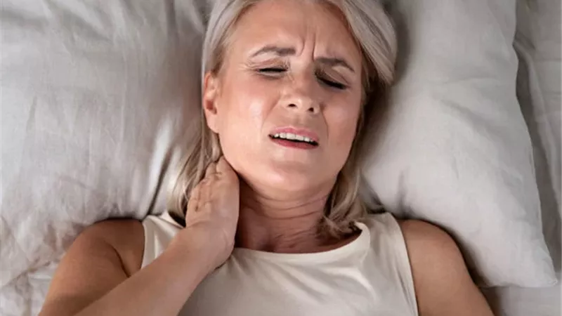 وسادتك قد تكون السبب.. كيف تختارينها لتجنب ألم الرقبة والصداع؟