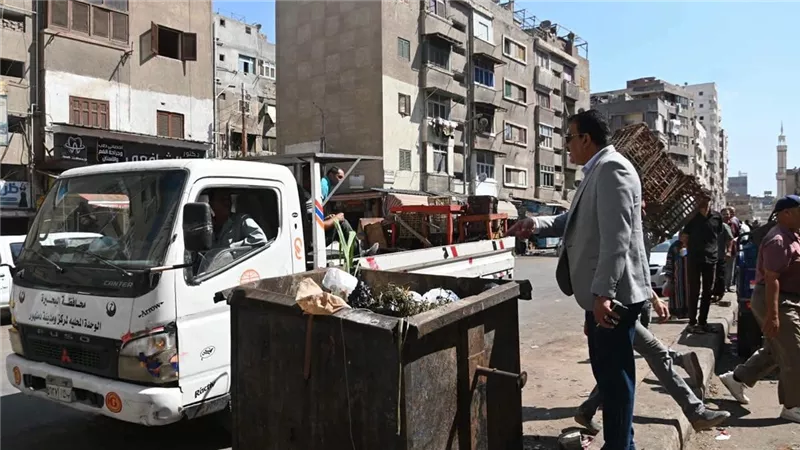 حملة مكبرة بشارع الروضة بدمنهور لتحقيق السيولة المرورية والإنضباط