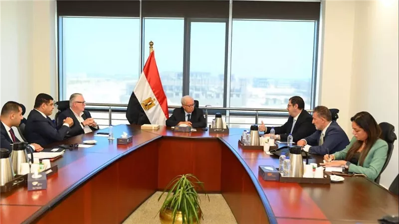 نائب رئيس الوزراء للشؤون الاقتصادية يبحث مستجدات 