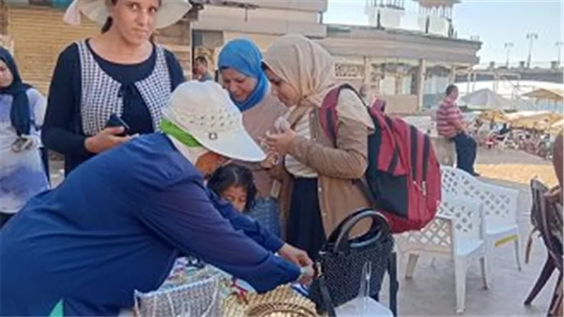 معرض مفتوح لإبداعات المرأة على شاطئ ستانلي في الإسكندرية