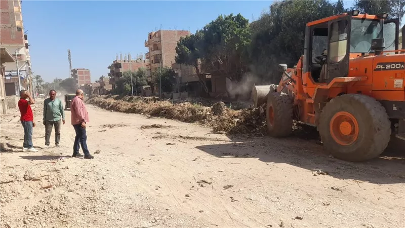 محافظ أسيوط: رفع 200 طن من نواتج تطهير مصرف أبو عنان بساحل سليم ومواصلة أعمال 