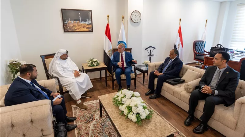 وزير البترول يبحث مع 