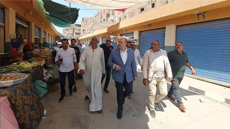 نائب محافظ الجيزة يتابع التجهيزات النهائية بمشروع الصرف الصحي بقرية القبابات