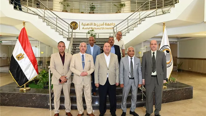 رئيس جامعة أسيوط يزور الجامعة الأهلية لبحث الاستعداد للعام الجامعي الجديد