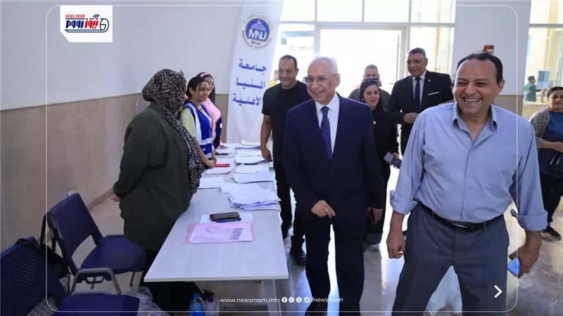 رئيس جامعة المنيا الأهلية يتابع انتظام استلام أوراق المقبولين بالمرحلة الأولى