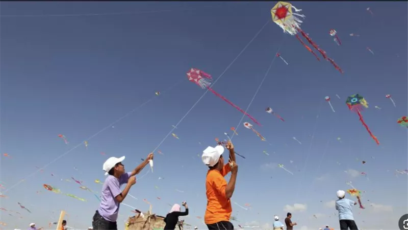 حركة حماس تحذر من التصعيد الإسرائيلي بسبب طائرات ورقية يطلقها أطفال غزة 