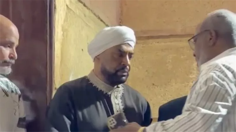 تأثر حجازي متقال في عزاء والدته بمسجد الحجاز |صور                             