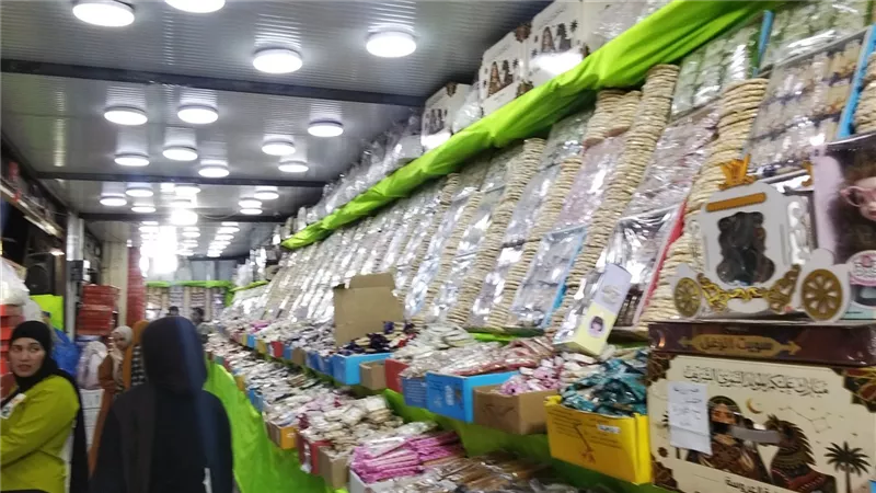 حلاوة المولد تزين شوارع السويس.. إقبال كبير على الشوادر والمحلات قبل الاحتفال 