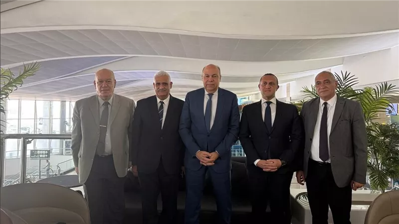 وزير الطيران يتفقد مطار القاهرة ويوجه بتسريع إجراءات الركاب خلال فترات الذروة