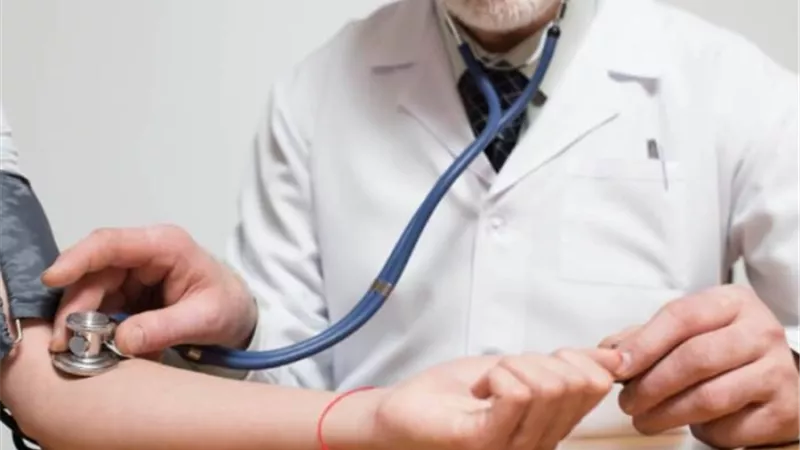 «مش هنخترع العجلة».. طبيب يفتح ملف أسعار الكشف الطبي في العيادات الخاصة