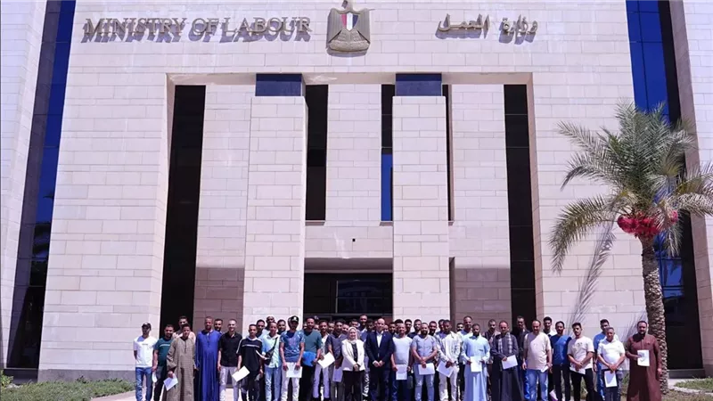 وزير العمل يسلم عقود العمل بالأردن لشباب اجتازوا اختبارات العمالة الزراعية