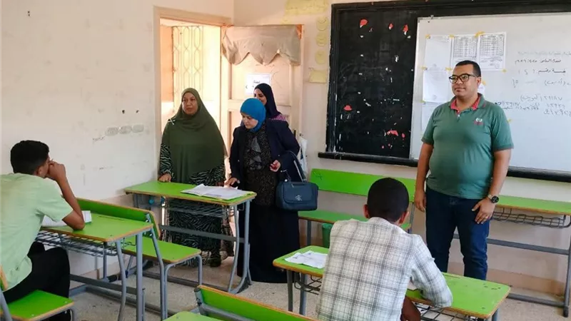 مدير عام المواد الثقافية تتفقد امتحانات الدور الثاني للثانوية الأزهرية بالسويس