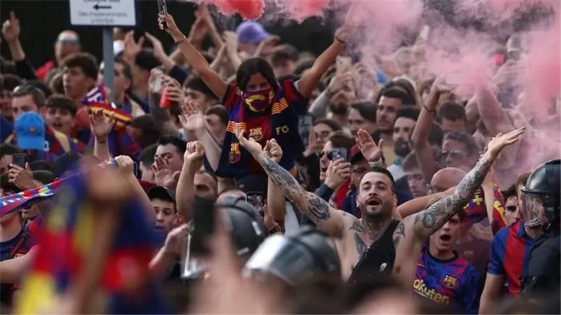 برشلونة يصعد بعد أحداث مباراة إلتشي ويدين التعامل مع جماهيره