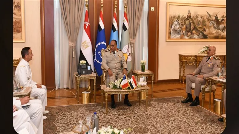 وزير الدفاع ورئيس الأركان يبحثان مع نظيرهما الفرنسي تعزيز التعاون العسكري
