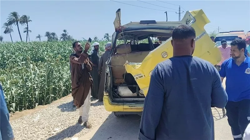 انقلاب سيارة ميكروباص تنقل اشخاص بأسيوط و إصابة 8 أشخاص  