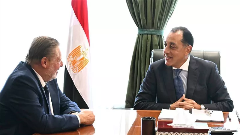 رئيس الوزراء يتابع مع محافظ البنك المركزي خفض التضخم وزيادة التدفقات الدولارية