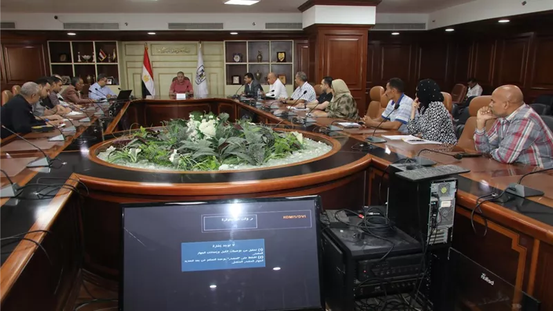 مناقشة تنفيذ أعمال حماية من أخطار السيول والأمطار بمركزي ببا وبني سويف
