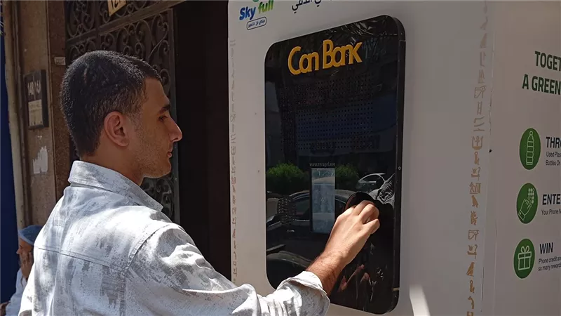بعد 4 أيام من التشغيل.. إقبال كبير على ماكينات تدوير المخلفات بالجيزة