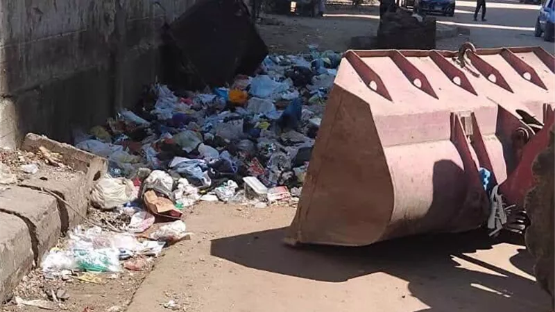 رفع 1048 طنًا من بؤر المخلفات والتراكمات في يوم واحد بمراكز ومدن وأحياء الغربية