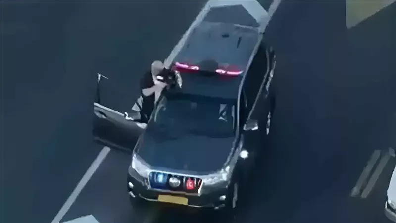 حارس نتنياهو يشهر سلاحه نحو هدف مجهول ويثير الرعب في تل أبيب| ما القصة؟