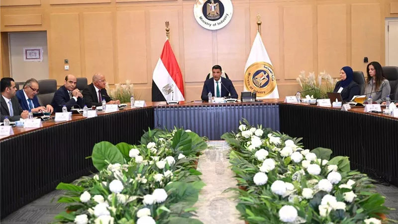وزير الصناعة يترأس اجتماع لجنة تفضيل المنتج المحلي ويضع خارطة طريق لدعمه