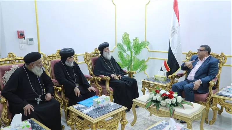في المولد النبوي.. قيادات الكنيسة تهنئ محافظ قنا برسالة عن وحدة المصريين