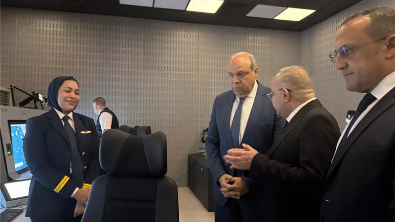 وزير الطيران يتابع التشغيل التجريبي للأنظمة الرادارية الحديثة بمطار القاهرة
