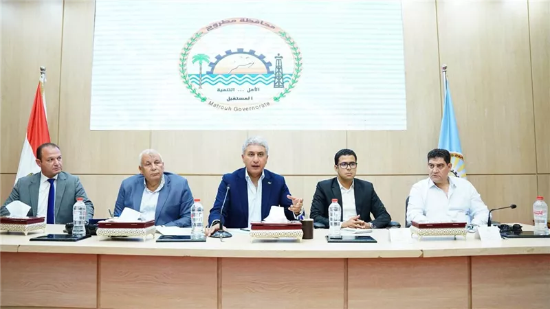 وزير السياحة والآثار يبحث فرص الاستثمار السياحي في مطروح 