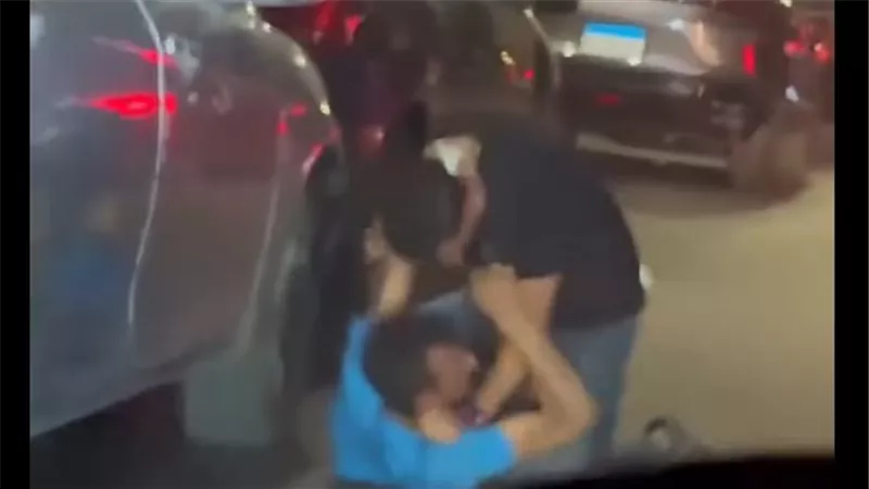 «عشان 10 جنيه ركنة».. خناقة عنيفة بين سايس وصاحب عربية.. «كان هيخنقه»