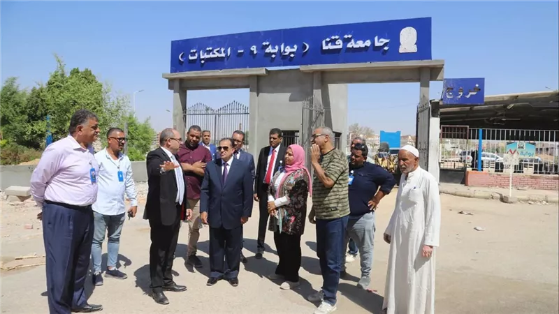 أحمد عكاوي يتفقد أعمال تطوير بوابة المكتبات بجامعة قنا