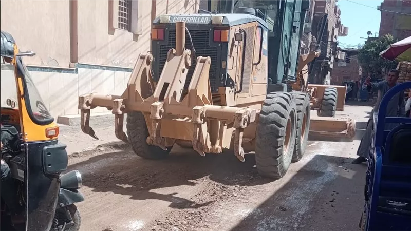 محافظ أسيوط: تكثيف حملات النظافة وتمهيد وتسوية الطرق بقرية المطيعة  