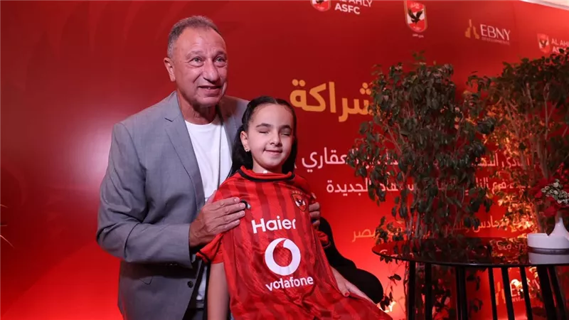 محمود الخطيب يستقبل الطفلة مودة محمد من ذوي الهمم ويهديها تيشيرت النادي