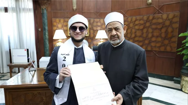 شيخ الأزهر يكرم أوائل الثانوية الأزهرية ويمنحهم مكافآت مالية ورحلة عمرة