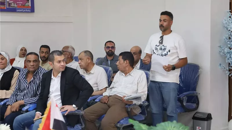 محافظ السويس يستمع لمطالب المواطنين ويوجه بحلول عاجلة في إطار القانون