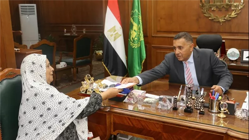 محافظ القليوبية يسلم بطاقة تكافل وكرامة لمواطنة استجاب لطلبها بلقاء المواطنين