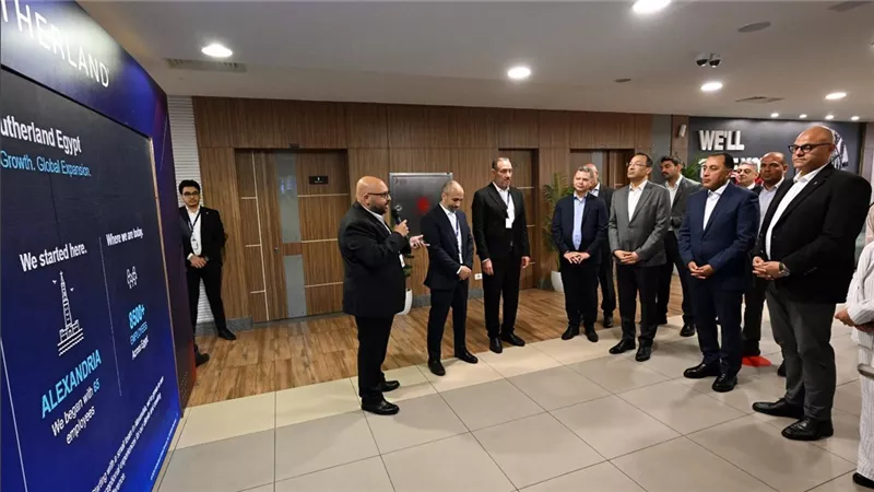 فرص للتقدم والنمو.. رئيس الوزراء يزور مقر شركة ساذرلاند الأمريكية بالإسكندرية