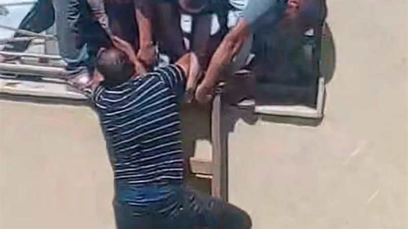 بطل من السويس.. عم أحمد فني كهرباء ينقذ طفلا من الغرق بترعة السويس