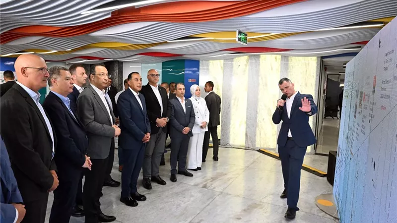 رئيس الوزراء يتفقد شركة 