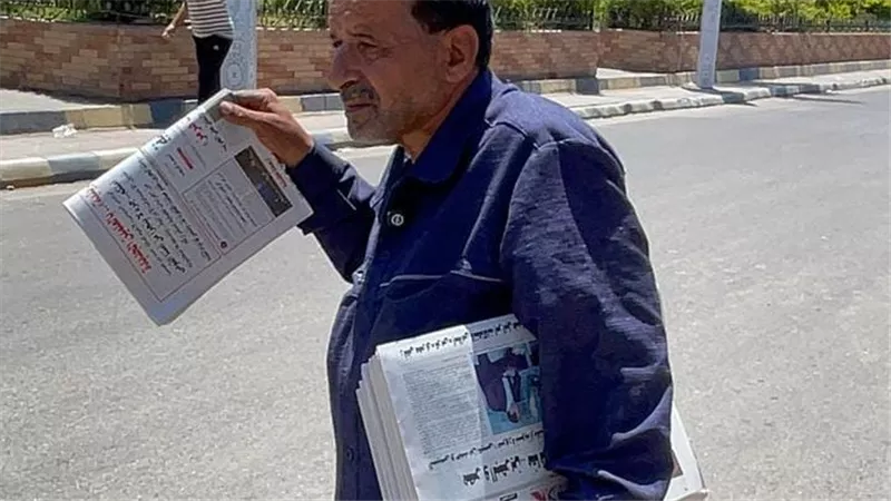 35 عاماً في بيع الصحف.. حكاية عم خالد وصراعه مع المرض
