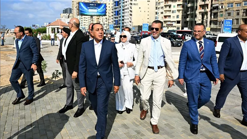  إعادة صياغة الواجهة البحرية للمدينة.. مدبولي يتفقد مشروع تطوير كورنيش الإسكندرية