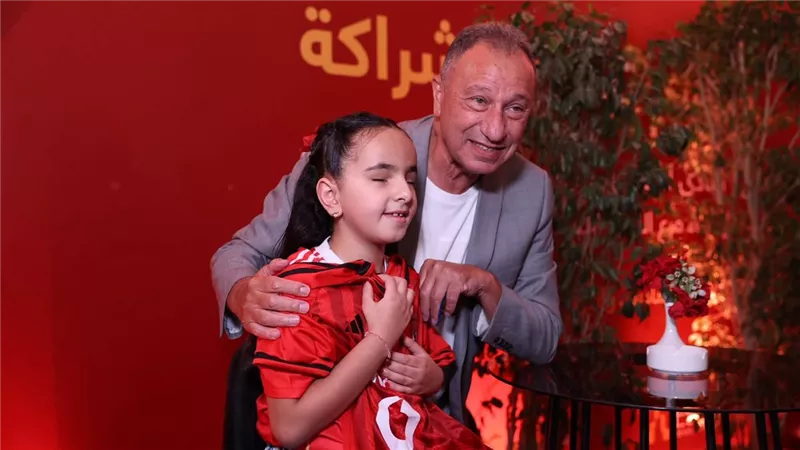 الخطيب يستقبل الطفلة مودة محمد ويهديها قميص الأهلي (صور)